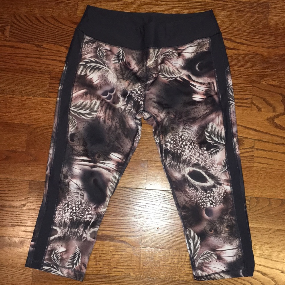 KL GRAPHIC DESIGN LEGGINGS SIZE LARGE EUC 😍🐸😍🔥🔥🔥🔥